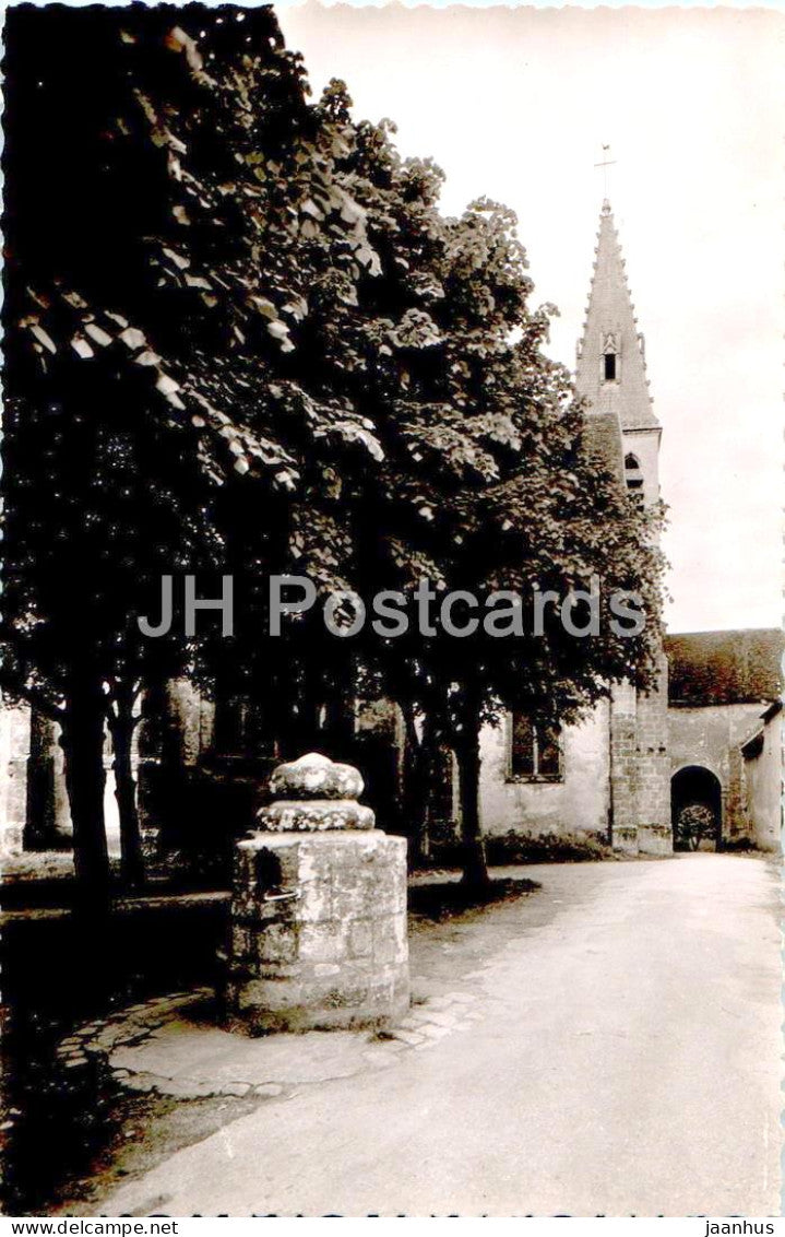 Ferrieres en Gatinais - Cour et puits du Couvent - old postcard - France - unused - JH Postcards