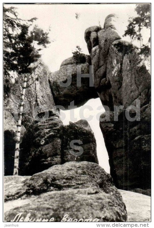 Lions Gate - rock - Krasnoyarsk district - old postcard - Russia USSR - unused - JH Postcards