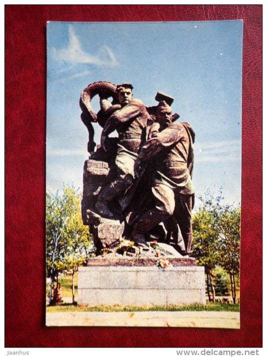 sculpture - soldiers - memorial - battle of Stalingrad - Mamayev Kurgan - Volgograd - 1968 - Russia USSR - unused - JH Postcards