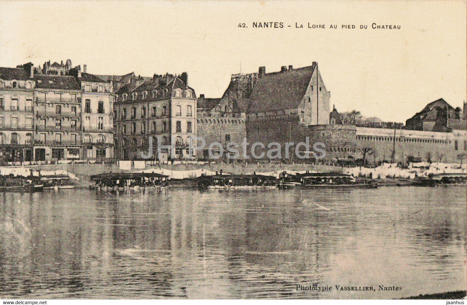 Nantes - La Loire au Pied du Chateau - 42 - old postcard - France - unused - JH Postcards