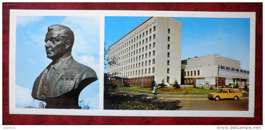 bust of aircraft engineer Ilyushin - Administrative building on Pushkin street - Vologda - 1980 - Russia USSR - unused - JH Postcards