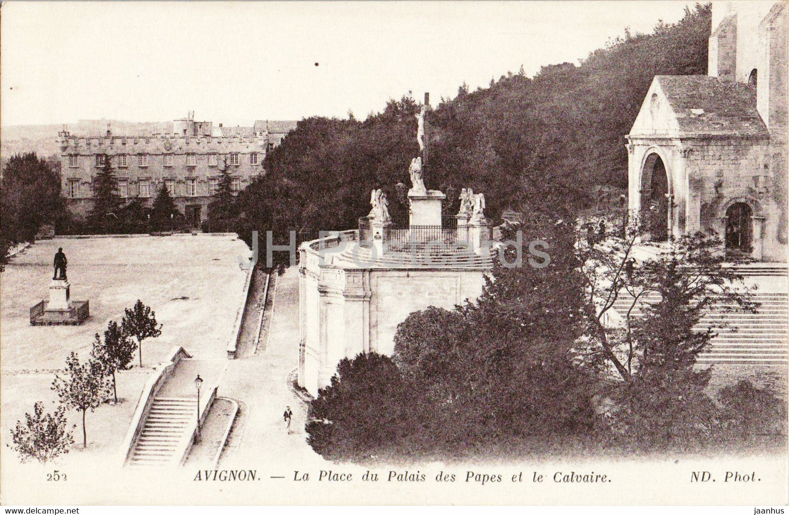 Avignon - La Place du Palais des Papes et le Calvaire - 252 - old postcard - France - unused - JH Postcards