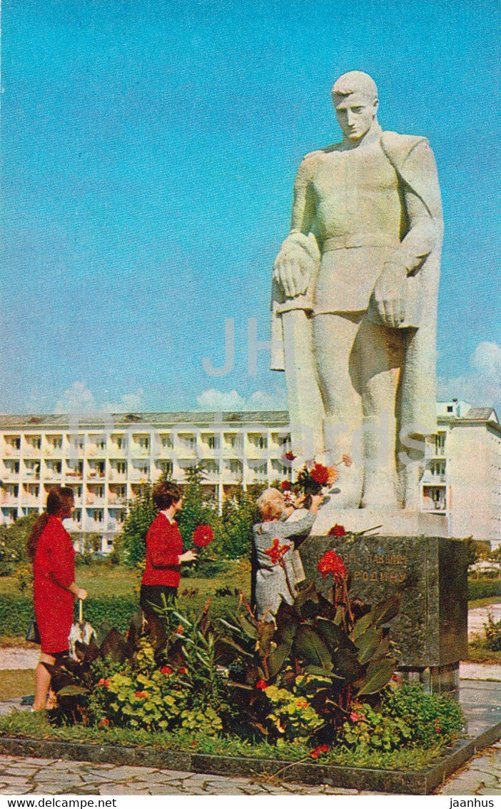 Sukhumi - Sokhumi - a monument to soldiers killed in WWII - Abkhazia - 1974 - Georgia USSR - unused - JH Postcards