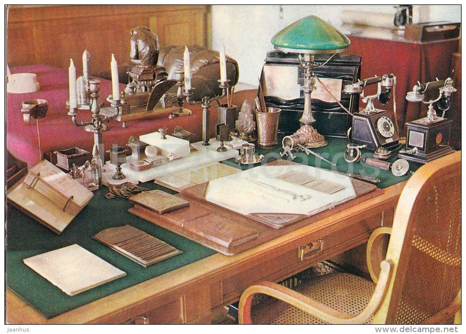 The Desk in Lenin´s Study Room - Office and apartment of Lenin in the Kremlin - Moscow - Russia USSR - 1969 - unus - JH Postcards