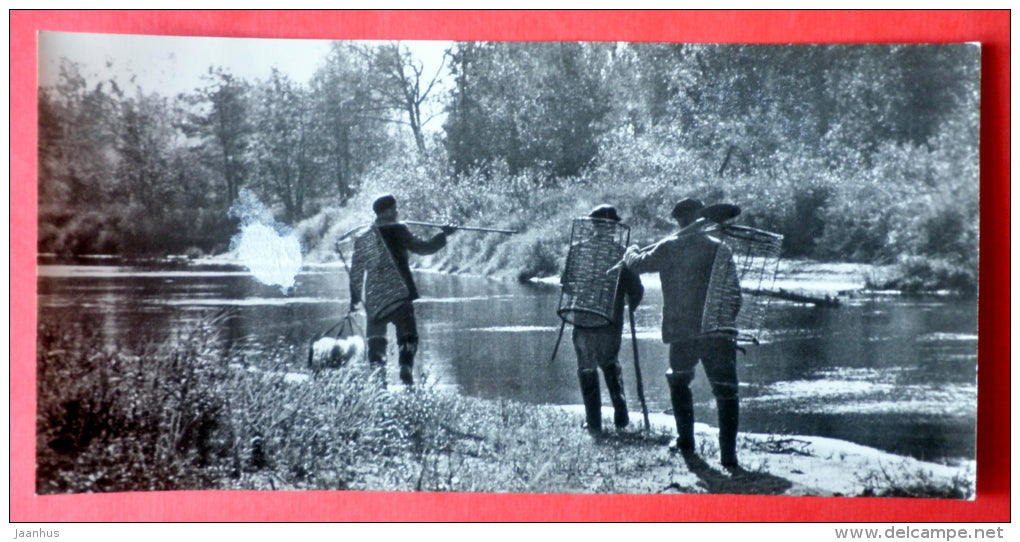 Beaver trapping on the shores Pry river - zoologist - animals - Oka Nature reserve - 1973 - USSR Russia - unused - JH Postcards