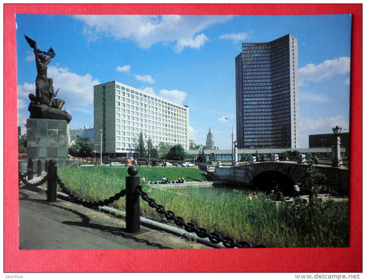 view of the CMEA building - monument to those who fought at barricades - Moscow - 1983 - Russia USSR - unused - JH Postcards