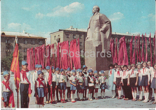Karaganda - near monument to Lenin - pioneers - 1983 - Kazakhstan USSR - unused - JH Postcards