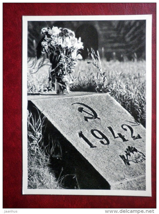 mounds of the common graves - Piskaryovskoye Memorial Cemetery - Leningrad  - 1966 - Russia USSR - unused - JH Postcards