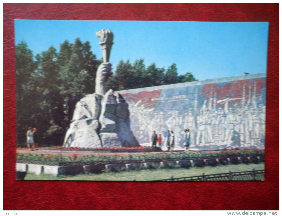 Square of the heroes of Revolution - Novosibirsk - 1971 - Russia USSR - unused - JH Postcards