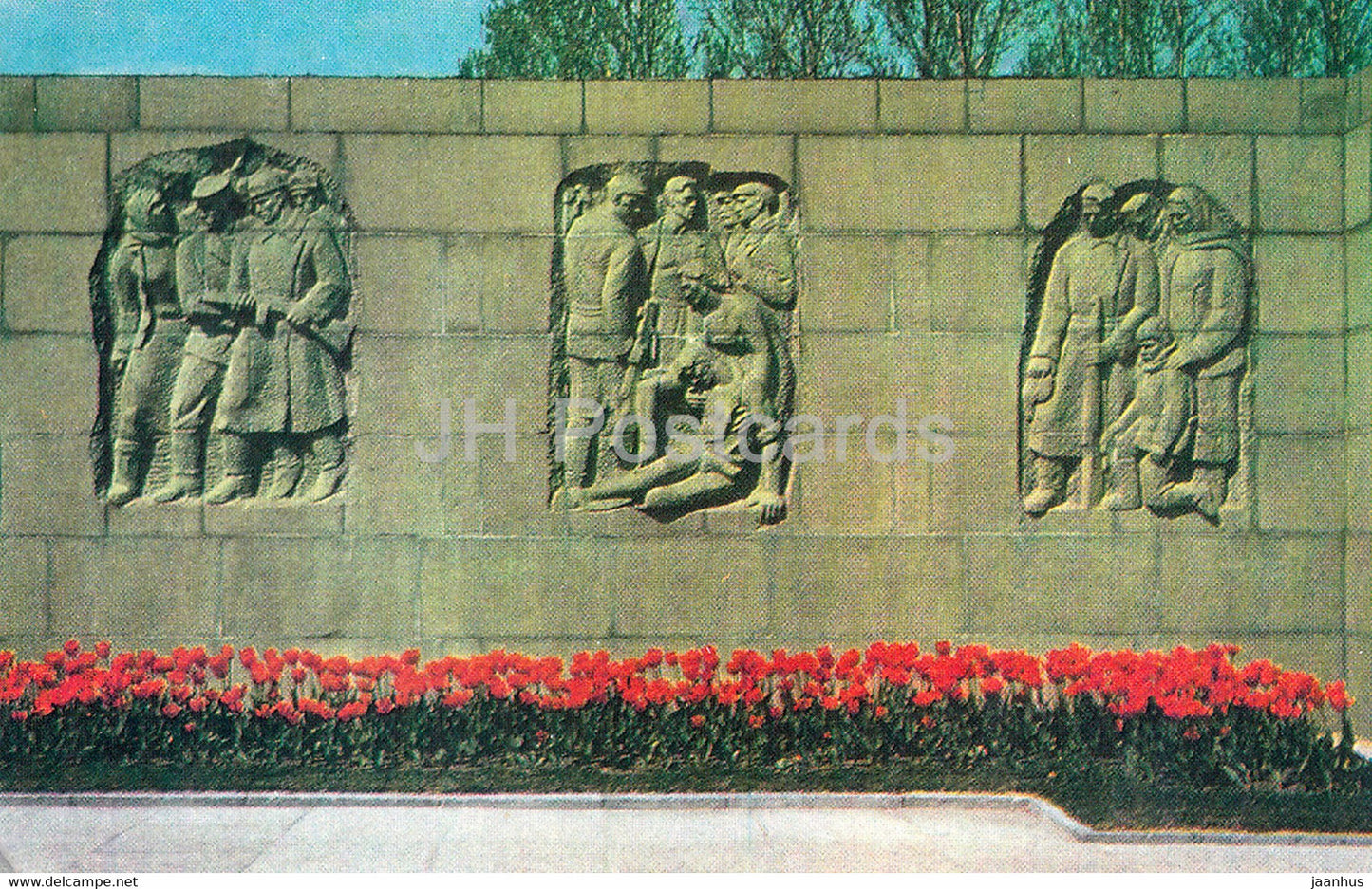 Leningrad - St Petersburg - Piskaryovskoye Memorial Cemetery - sculptural reliefs of stele - 1981 - Russia USSR - unused - JH Postcards