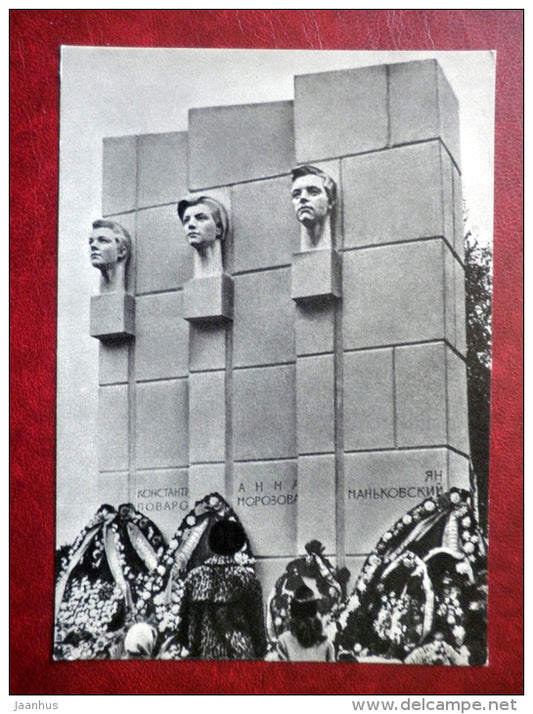 a monument to the Heroes of International Underground - monuments of Partisan Glory - 1970 - Russia USSR - unused - JH Postcards