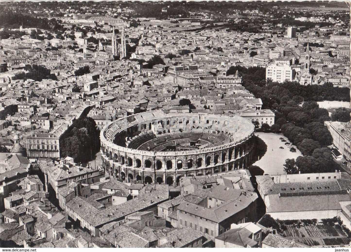 Nimes - Vue aerienne sur les arenes romaines - aerial view - France - unused - JH Postcards