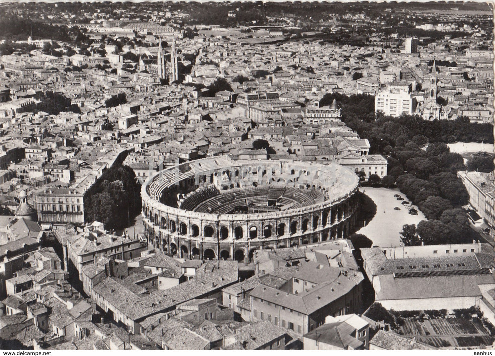 Nimes - Vue aerienne sur les arenes romaines - aerial view - France - unused - JH Postcards