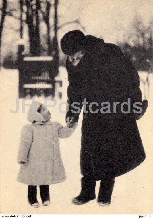 Russian Writer Leo Tolstoy - With His Granddaughter Tanechka in Yasdnaya Polyana 1908 - 1970 - Russia USSR - unused - JH Postcards