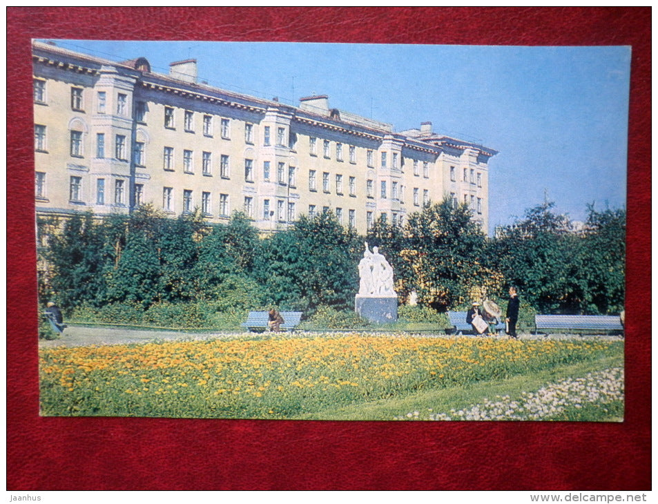 a square on Leningradsky street - Murmansk - 1977 - Russia USSR - unused - JH Postcards