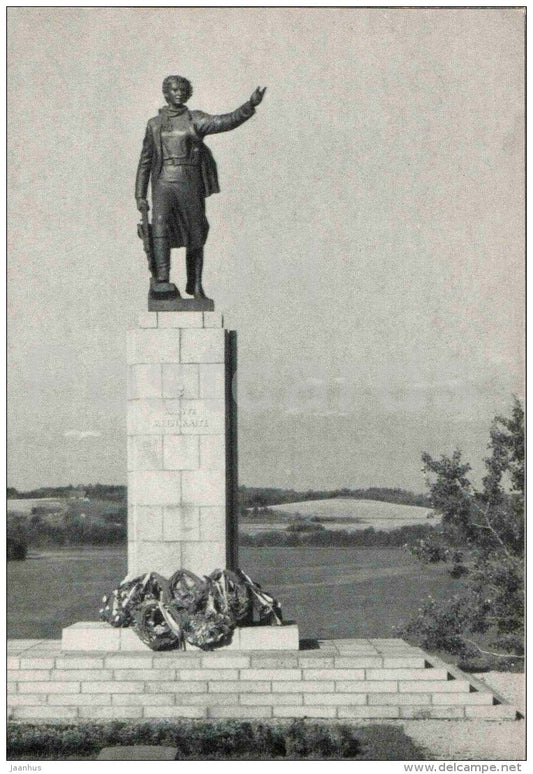 sculpture by Juozas Mikenas - monument to M. Melnikaite in Zarasai , 1955 - lithuanian art - unused - JH Postcards