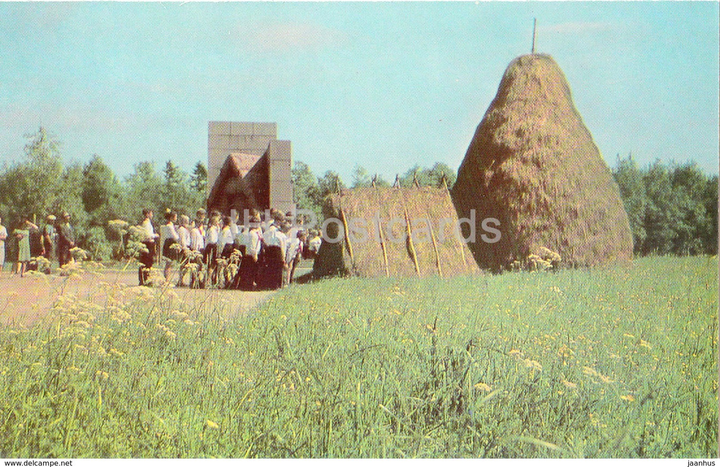 Razliv - The Hut - pioneers visiting - Lenin Memorial - 1970 - Russia USSR -  unused - JH Postcards