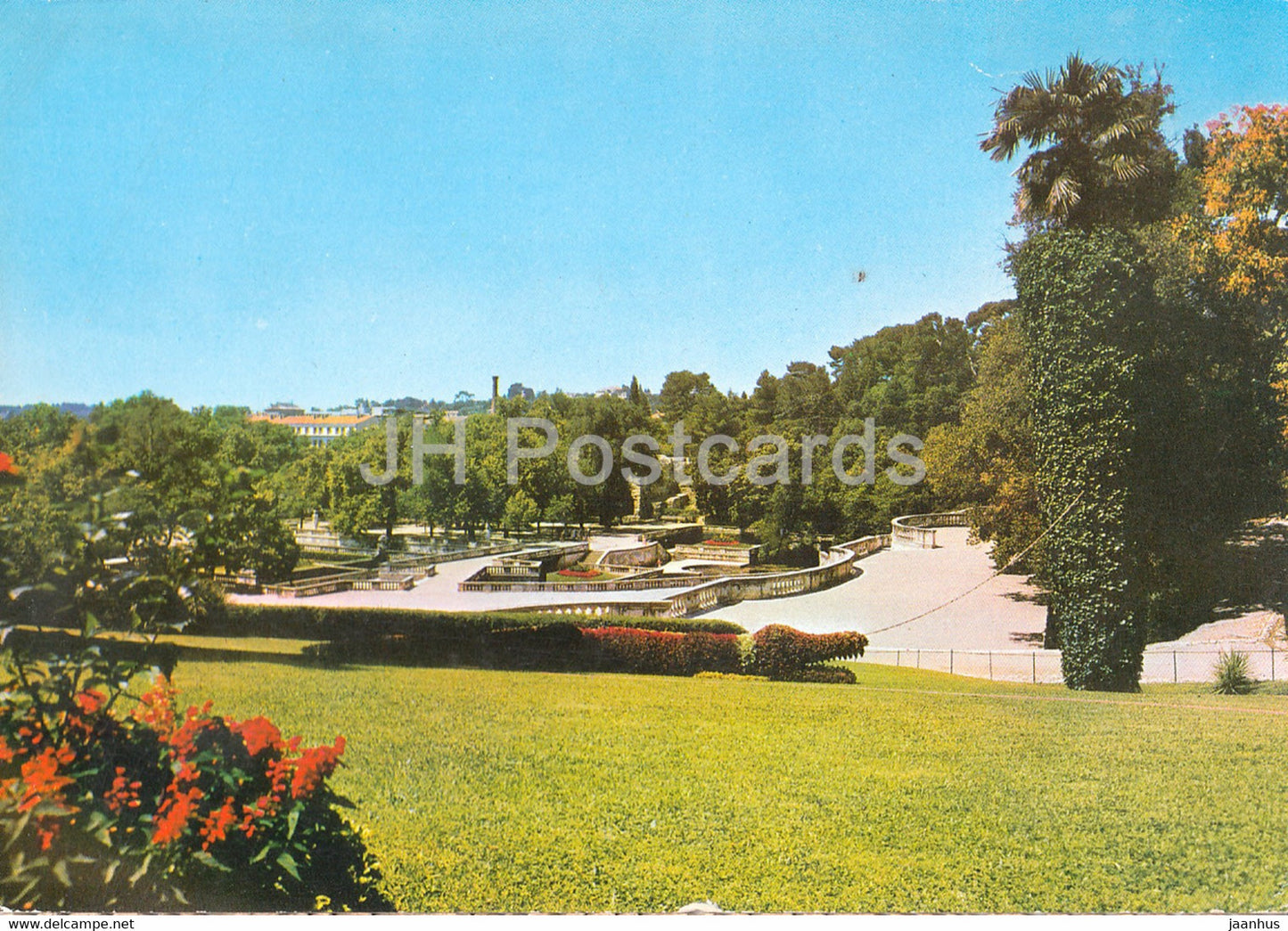 Nimes - Les Jardins de la Fontaine - Au premier plan - Le Crocodile - France - used - JH Postcards