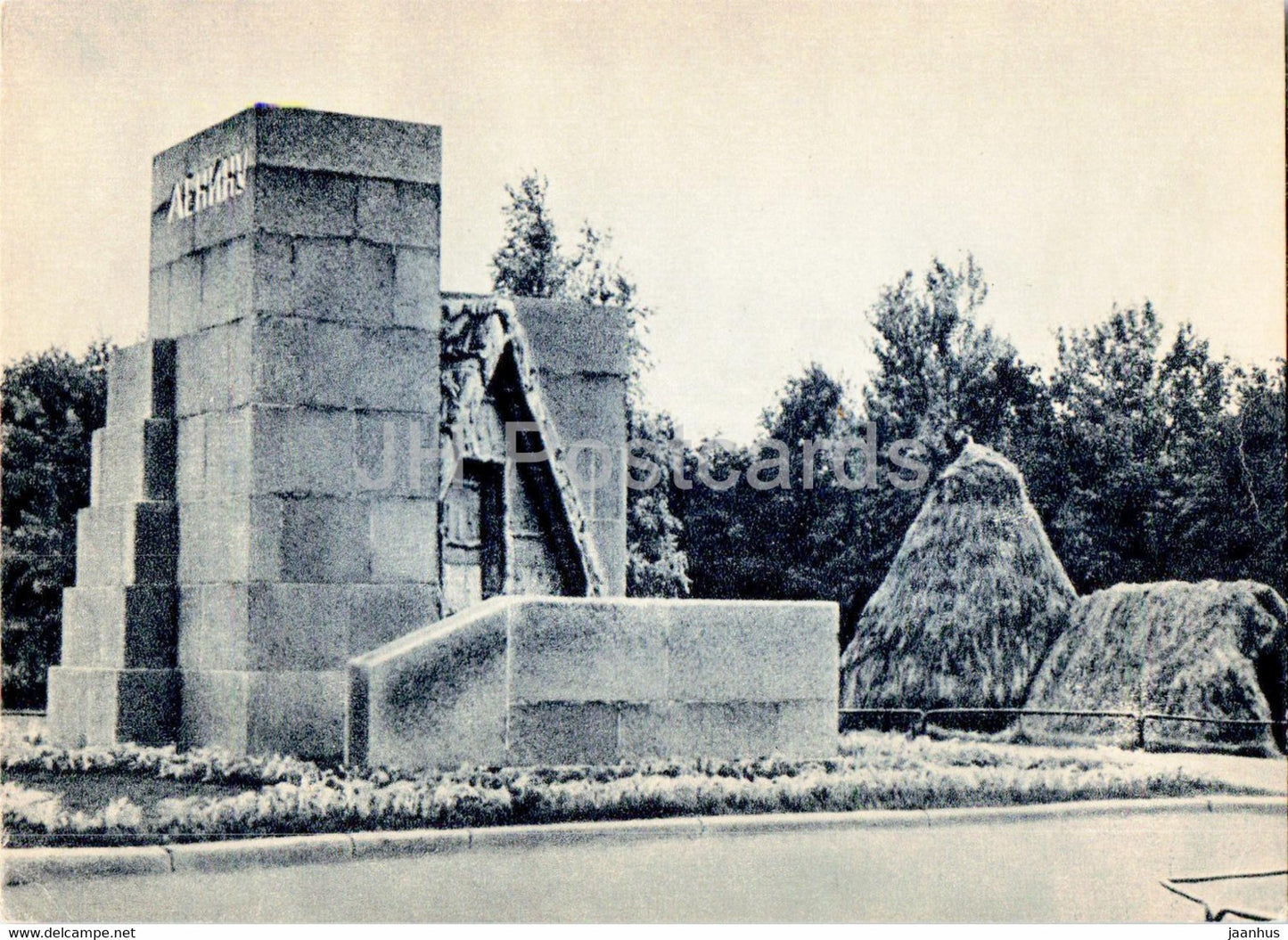 Leningrad - St Petersburg - Lenin's hut in Razliv - old postcard - 1957 - Russia USSR - unused - JH Postcards