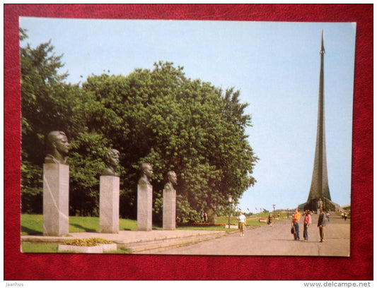Cosmonauts alley - sculptures - Moscow - 1979 - Russia USSR - unused - JH Postcards