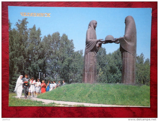 sculptural composition - wedding crowd - Chelyabinsk - 1988 - Russia - USSR - unused - JH Postcards