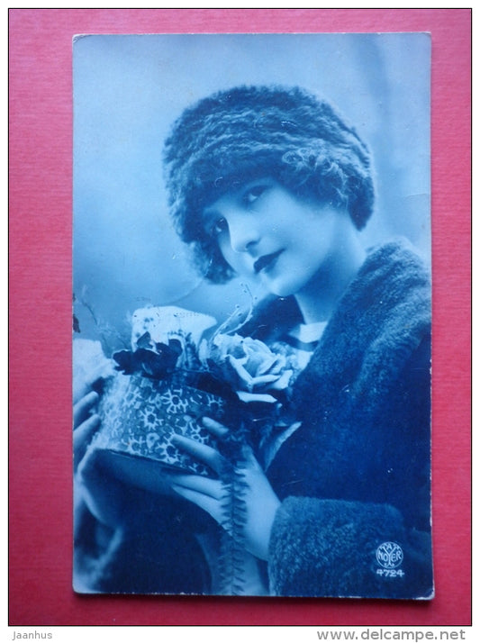 woman - lady - flowers - gift - Noyer 4727 - circulated in Estonia Elva 1930 - JH Postcards