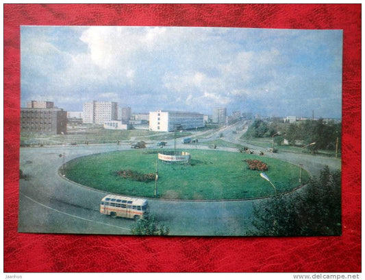Novgorod - Builder`s Square - bus - Russia - USSR - unused - JH Postcards