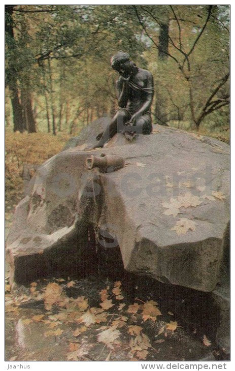 Girl with a jug sculpture - Pushkin - 1981 - Russia USSR - unused - JH Postcards