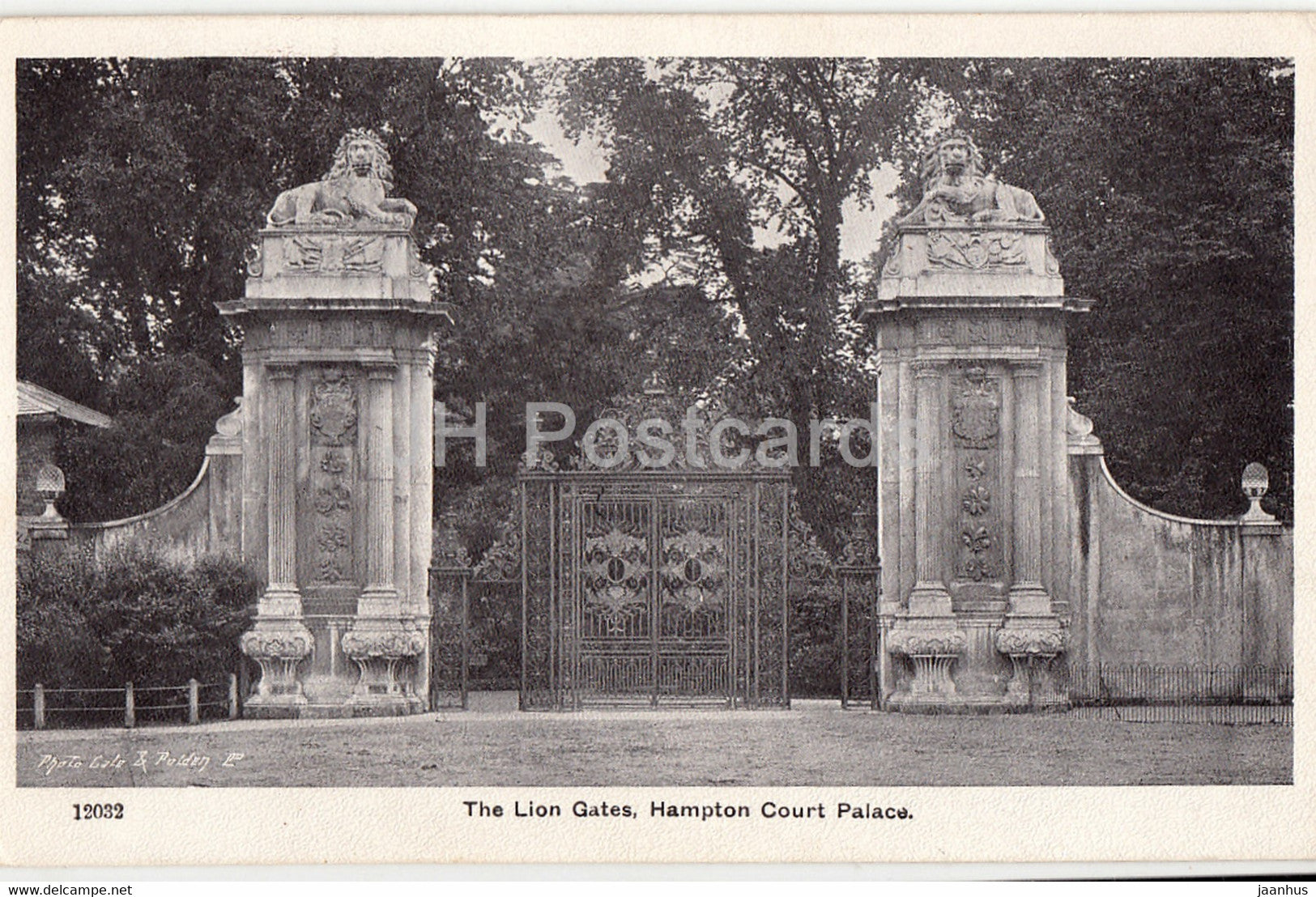 The Lion Gates - Hampton Court Palace - 12032 - old postcard - England - United Kingdom - unused - JH Postcards
