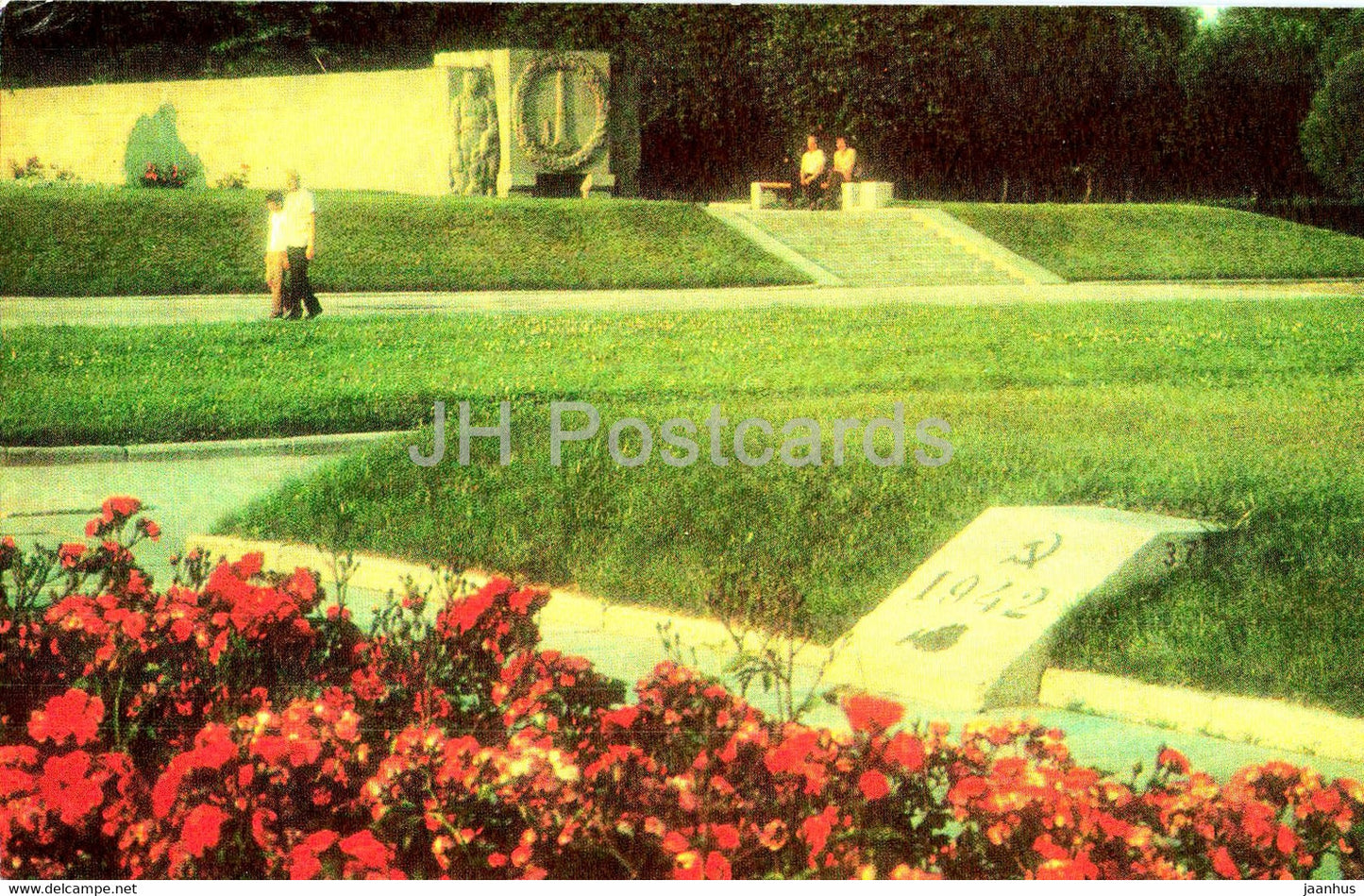 Leningrad - St Petersburg - Piskaryovskoye Memorial Cemetery - One of the mass graves - 1976 - Russia USSR - unused - JH Postcards