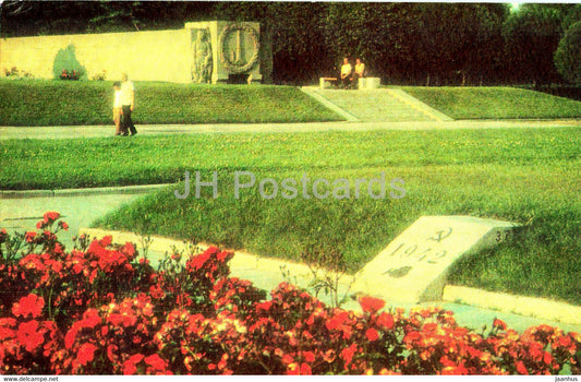 Leningrad - St Petersburg - Piskaryovskoye Memorial Cemetery - One of the mass graves - 1976 - Russia USSR - unused - JH Postcards