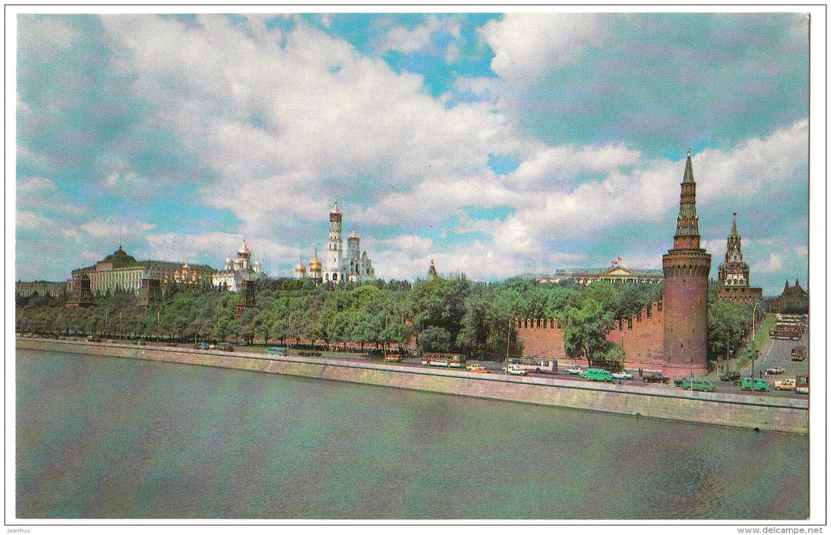 view of the Kremlin across the Moskva river - Moscow - 1981 - Russia USSR - unused - JH Postcards
