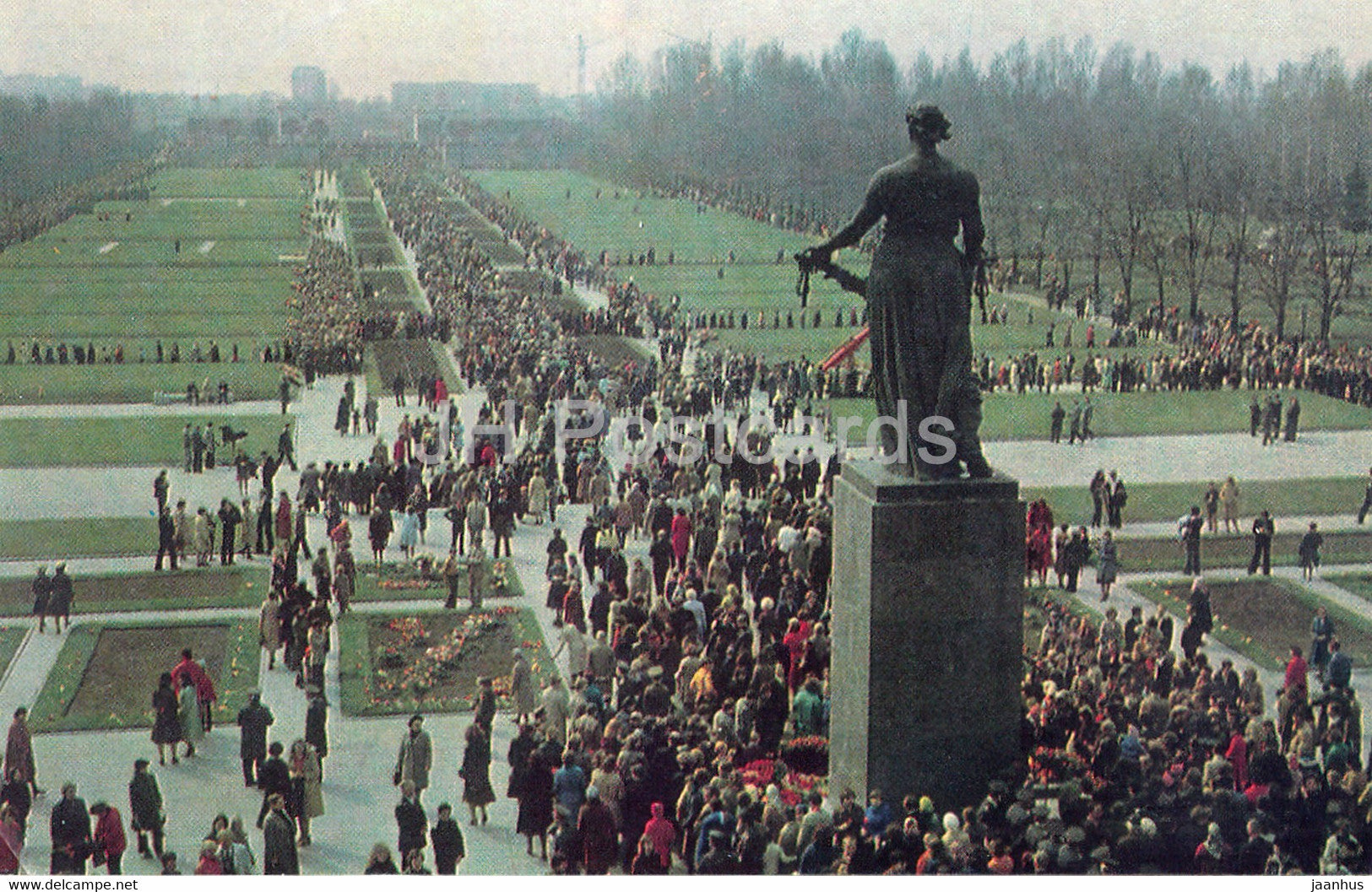 Leningrad - St Petersburg - Piskaryovskoye Memorial Cemetery - on victory day - 1981 - Russia USSR - unused - JH Postcards