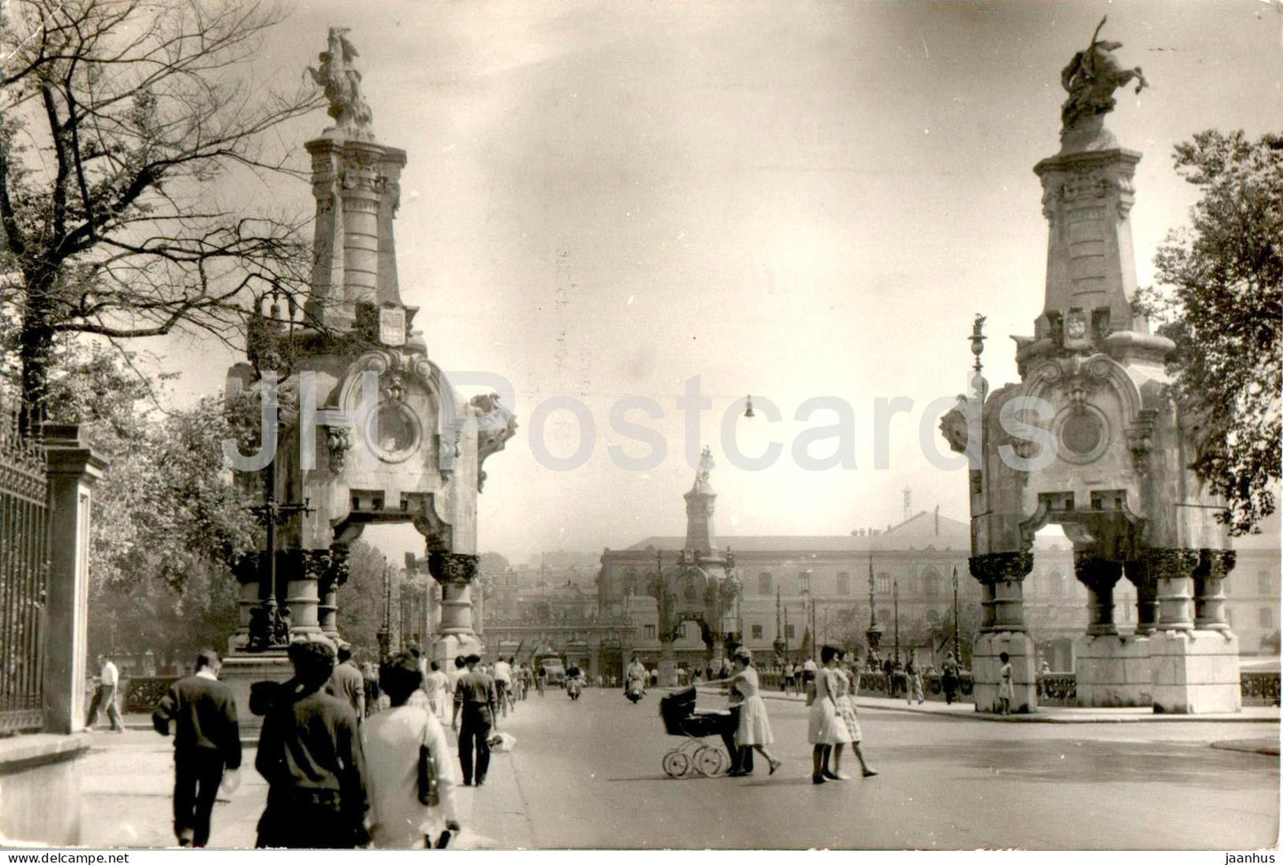 San Sebastian - Puente de Maria Cristina al fondo estacion del Norte - Bridge of Mary Christina - 18 - Spain - used - JH Postcards