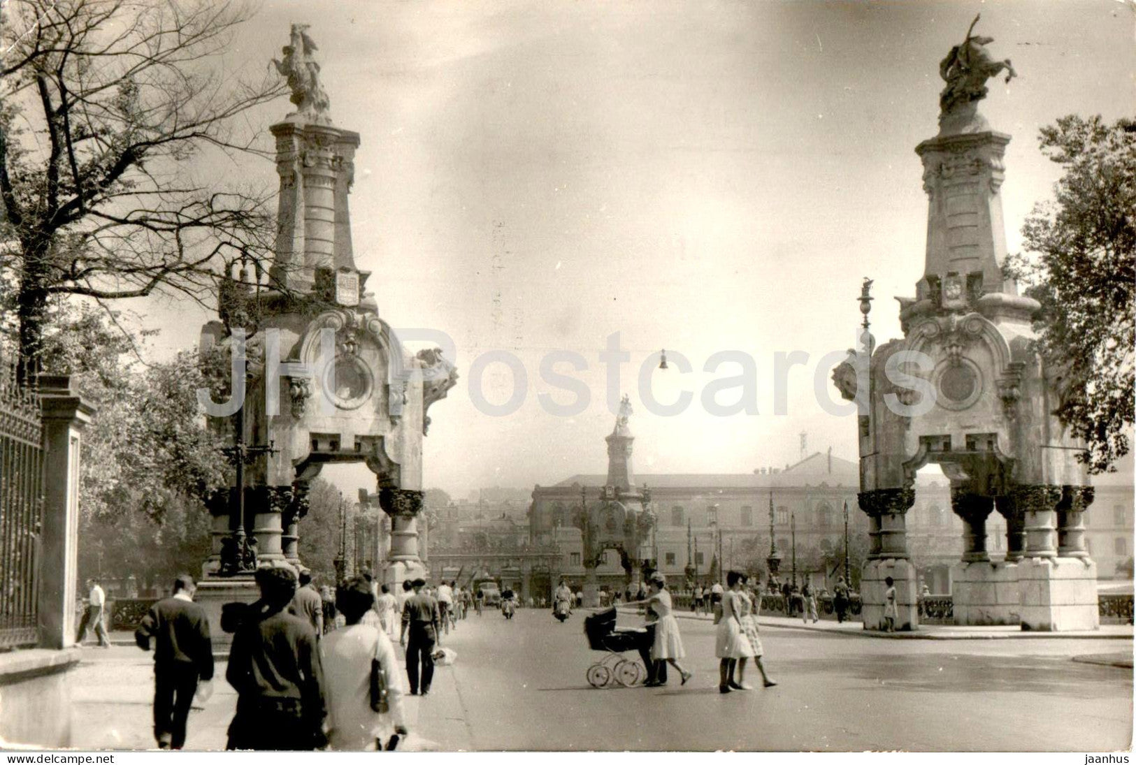 San Sebastian - Puente de Maria Cristina al fondo estacion del Norte - Bridge of Mary Christina - 18 - Spain - used - JH Postcards