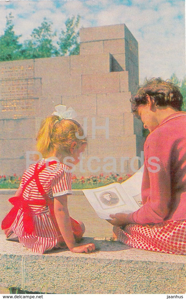 Razliv - at the monument - girl - Lenin Memorial - 1969 - Russia USSR -  unused - JH Postcards