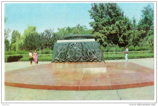 monument-gravestone to the fighters for establishment of Soviet power - Odessa - 1977 - Ukraine USSR - unused - JH Postcards