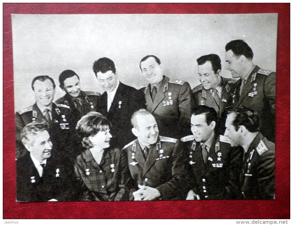 Yuri Gagarin with cosmonauts - cosmonaut - Yuri Gagarin - 1969 - Russia USSR - unused - JH Postcards