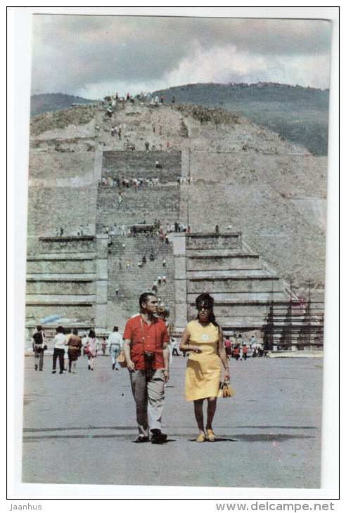 Pyramid of the Moon in Mexico - tourists - 1970 - Mexico - unused - JH Postcards