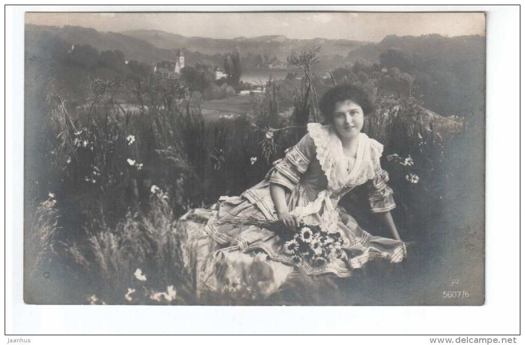 Young Woman - flowers - view - PR 5607/6 - old postcard - circulated in Estonia 1919 - used - JH Postcards