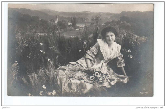 Young Woman - flowers - view - PR 5607/6 - old postcard - circulated in Estonia 1919 - used - JH Postcards