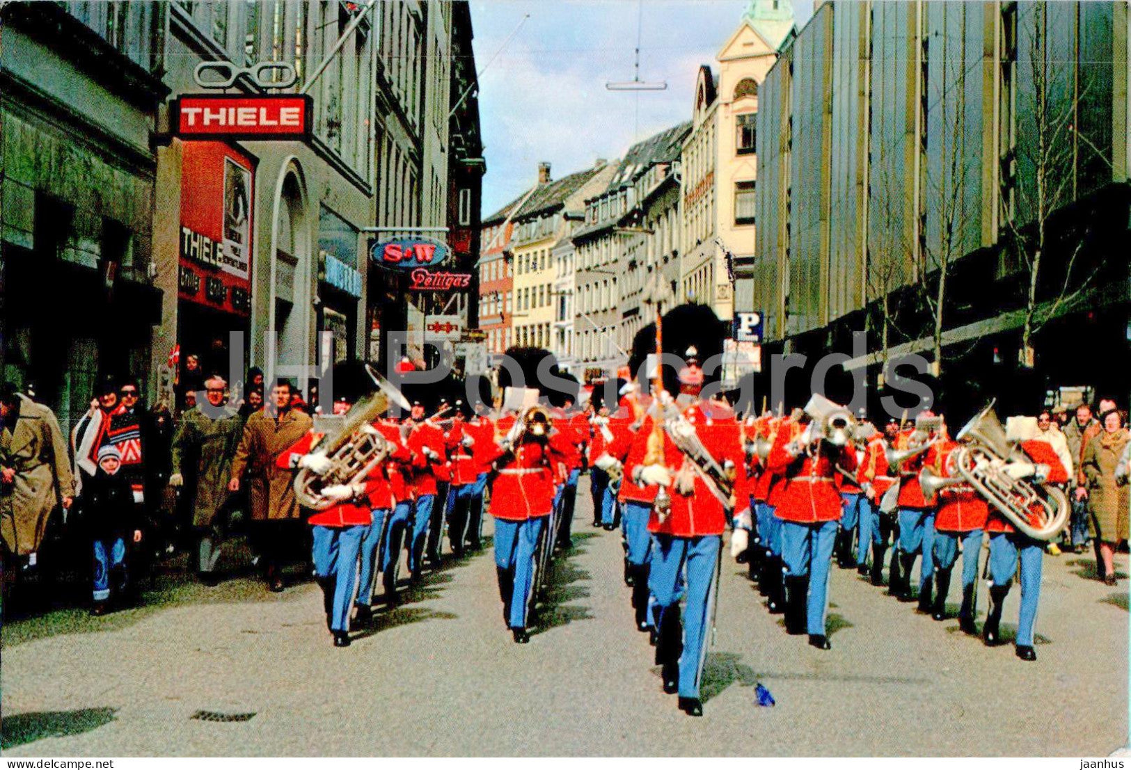 Copenhagen - The Royal Guards in the City - 2000-104 - Denmark - used - JH Postcards
