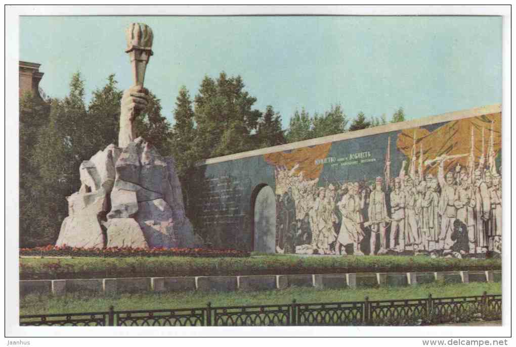 Heroes of Revolution Square - Novosibirsk - 1968 - Russia USSR - unused - JH Postcards