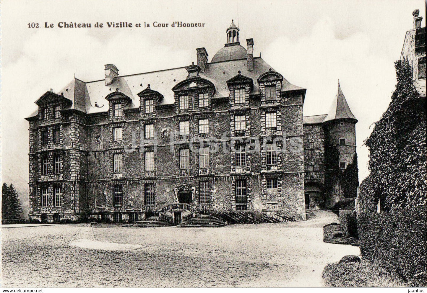 Le Chateau de Vizille et la Cour d'Honneur - castle - 102 - old postcard - France - unused - JH Postcards