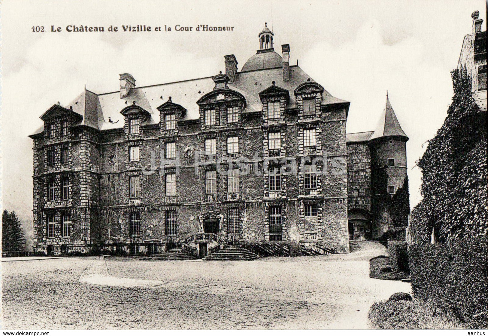 Le Chateau de Vizille et la Cour d'Honneur - castle - 102 - old postcard - France - unused - JH Postcards