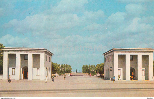 Leningrad - St Petersburg - Piskaryovskoye Memorial Cemetery - Propylaea pavilion - 1981 - Russia USSR - unused - JH Postcards