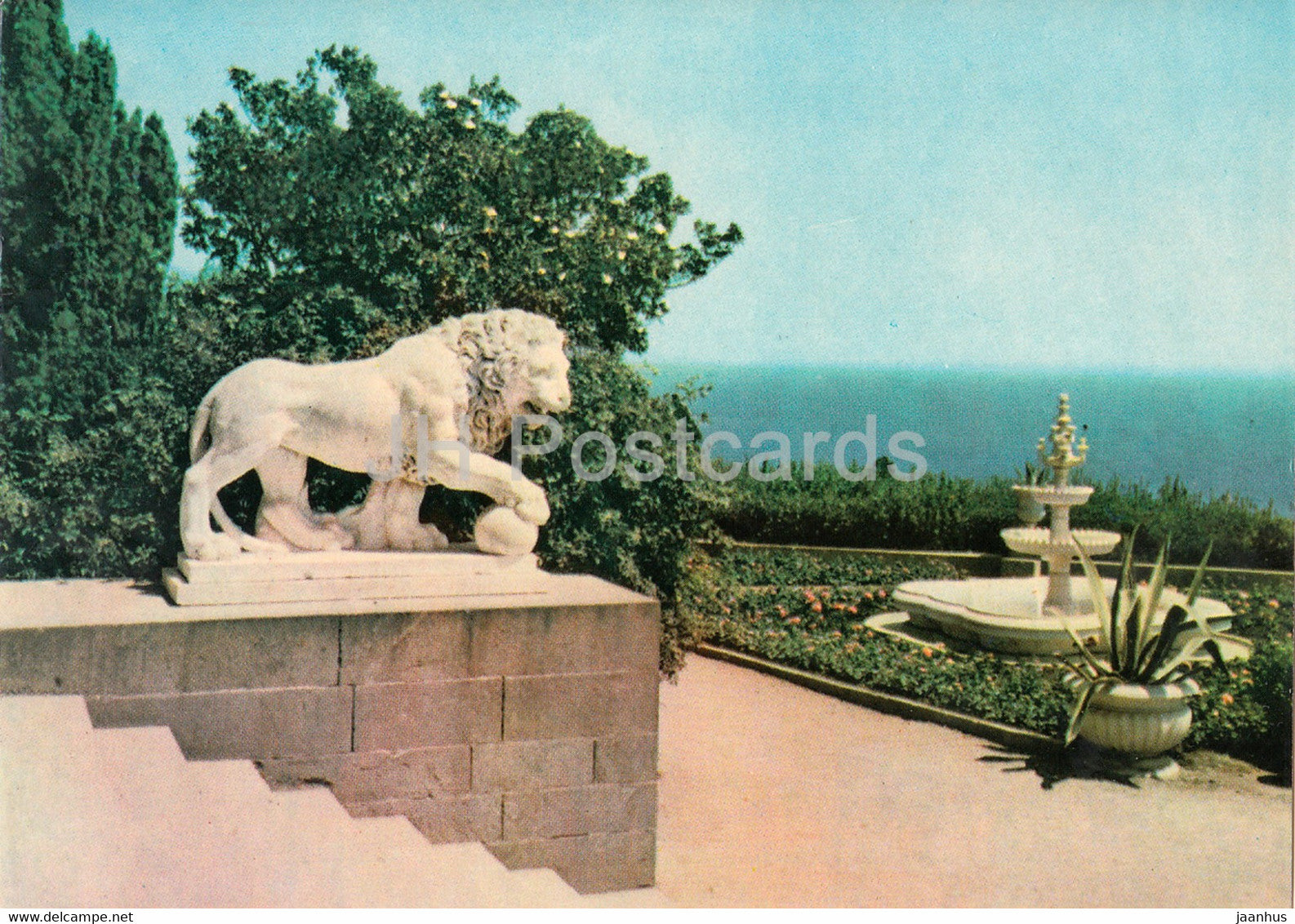 Alupka - a lion on the terrace of the Palace Museum - Crimea - 1971 - Ukraine USSR - unused - JH Postcards
