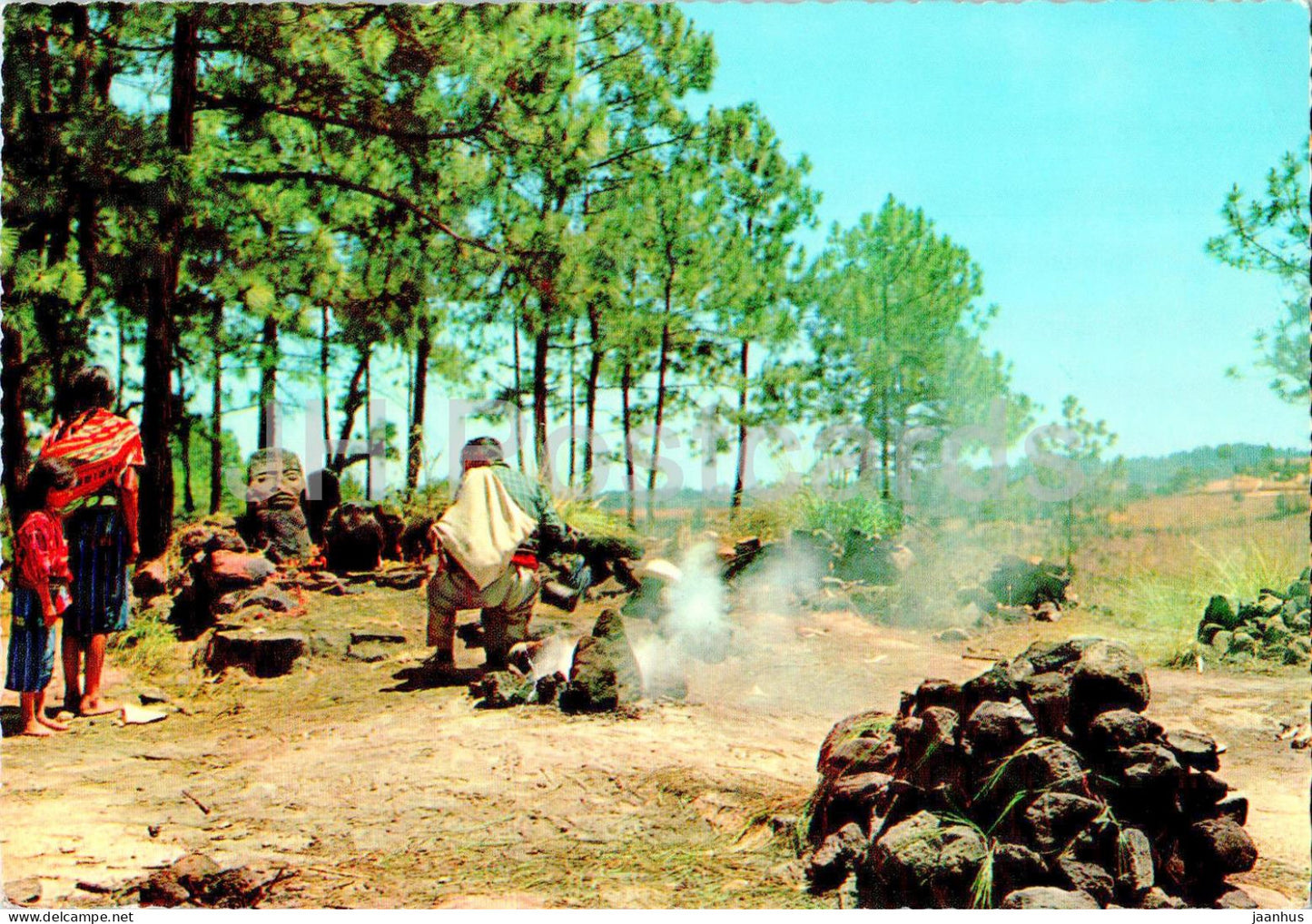 Red Indians praying before Turukaj - Pascual Abaj - Indigenas orando ante Turukaj - Guatemala - used