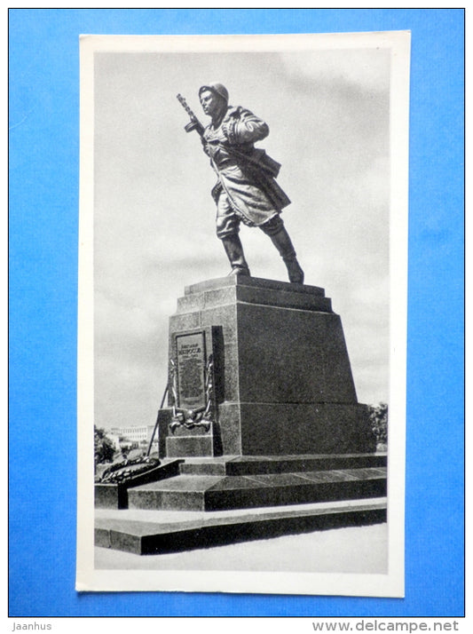 Monument to Alexander Matrosov - soldier - Velikiye Luki - 1966 - Russia USSR - unused - JH Postcards