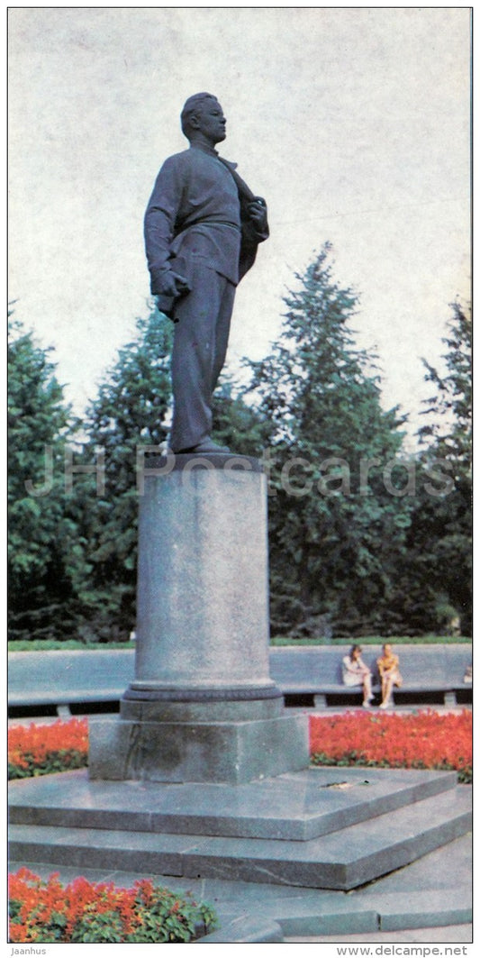monument to Volodya Ulyanov (Lenin) , student of Kazan University - Kazan - Tatarstan - Russia USSR - 1977 - unused - JH Postcards
